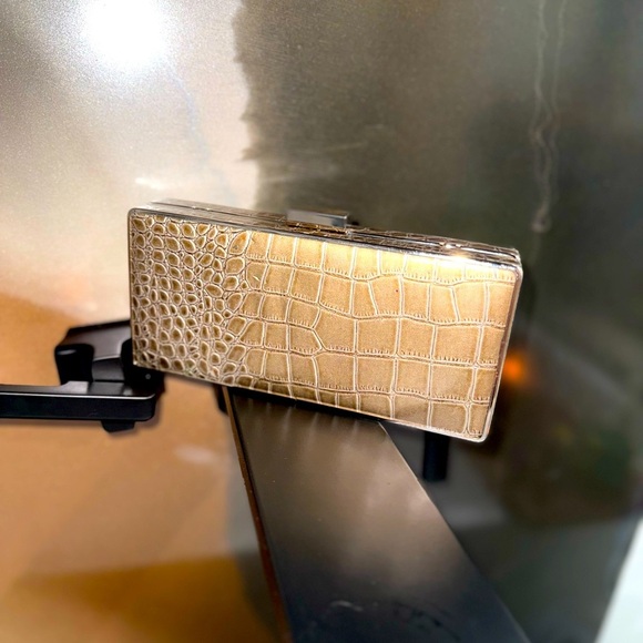 BRONZE HARDSHELL FAUX CROCODILE METAL FRAME CLUTCH W CHAIN AMD METAL CLASP - Picture 1 of 14